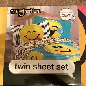 Twin size sheet set